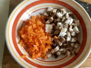 土豆的101种吃法➕火山肉末土豆泥,胡萝卜切末备用