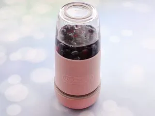 蓝莓葡萄甜汁,盖上果汁杯的盖子,启动榨汁模式榨汁即可。
