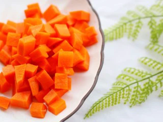 下饭神器小炒藕丁,胡萝卜切粒，豌豆剥皮。