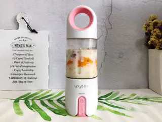 香蕉芒果卡乐比营养奶糊,盖上盖子,拧紧,这里要注意的是,食材不要放太满,以免影响搅拌