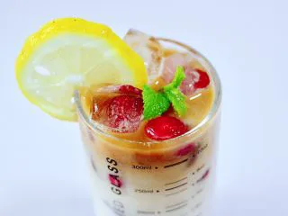 蜜豆椰奶冰果冰咖啡,点缀个柠檬片和薄荷叶即可。