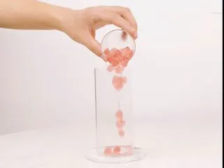 网红银河系冰茶，酷夏ING,杯中倒入西瓜魔芋