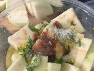 甘草水果～潮汕小吃之一,最后撒上白糖，反复颠簸，让甘草入味，放冰箱冷藏腌制一小时。