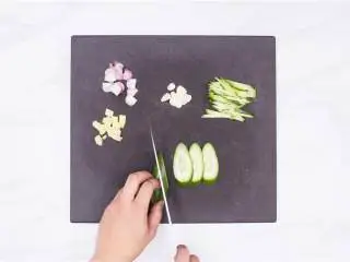 墨西哥风味鸡肉配麻酱乌冬面,洗净所有食材,小洋葱 去皮切片,大蒜 和姜 切片,黄瓜 切丝备用。