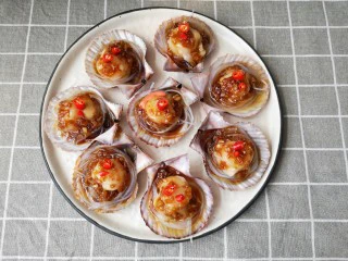 蒜蓉粉丝蒸扇贝,撒上小米辣圈。