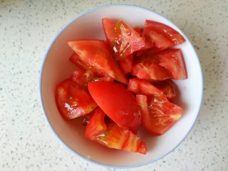 西红柿青椒土豆片,西红柿切小块