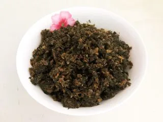 风味炒面 芽菜肉末炒玉米面,把芽菜碎沥干水份，备用