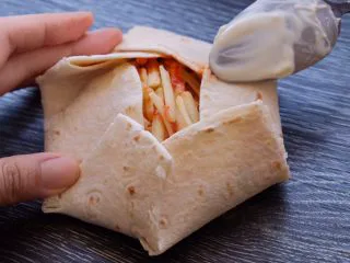 秘制异国风味鸡胸肉腌料&绝佳搭配 （减肥必备）,用如图的手法包裹起所有材料