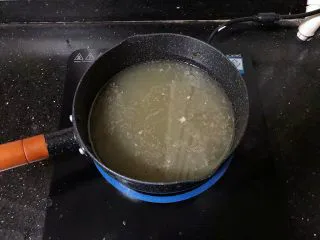 河南小吃-羊肉烩面,15、取一个小锅倒入一人份的羊肉汤煮沸。