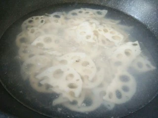 #猪年#莲藕炒肉,水烧开莲藕焯水