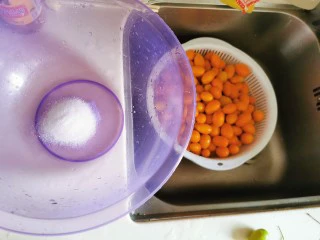 咸金桔【腌制方法】,用100克盐开水浸泡金桔30分钟。