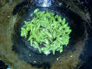 宜宾风味蛋炒饭,底油炒芸豆片。