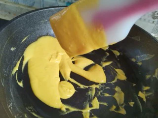 蔓越莓冰激凌,炒至颜色变得深黄,细腻光滑,用铲子提起来能够挂住铲子即可关火,盛出晾凉备用