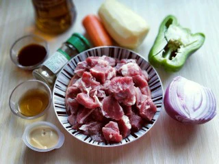 做年货+别有一番风味的牛肉浓汤,准备食材。