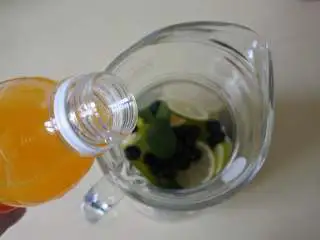 西班牙水果酒,大名鼎鼎的桑格利亚汽酒,简单几步就能做,倒入一罐汤力水,一大杯橙汁