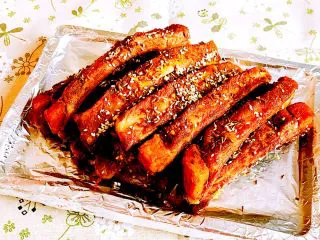 东北风味 密制香辣大肋排,烤制香辣大肋排外焦内软,香辣适宜,不油不腻,10几根排骨转眼就吃光了~