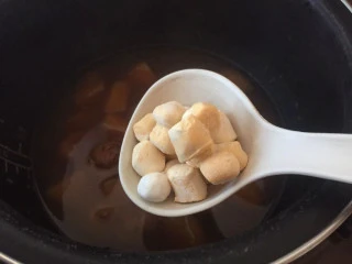 红薯栗子糖水,下入芋圆，少许红糖，煮至芋圆漂浮即可