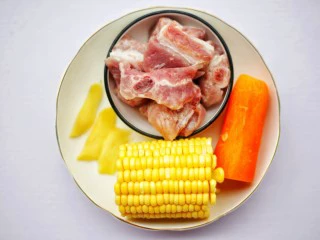 【宝宝辅食】胡萝卜玉米排骨汤,🍒准备材料🍒 ①排骨    200g ② 胡萝卜半根 ③玉米      半根 ④姜          3片 ⑤食盐    适量