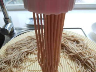 河北宣化特色小吃\卤菜\蒸莜面,用手搬动螺丝杆,面条就出来了。