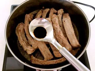 东北风味 密制香辣大肋排,加入半勺老抽