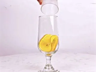 你爱我还是“它”，让你无限热爱的果咖向你奔来,倒入新鲜橙子