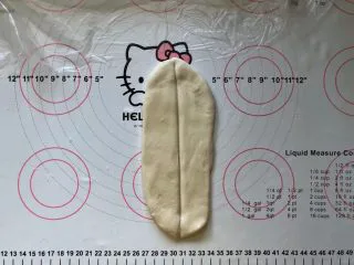 河南小吃-羊肉烩面,11、松弛好的面团擀成牛舌状,用竹签在中间压一道印。