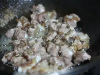 蔓越莓烧排骨,炒锅烧热油,放入排骨,煸炒至排骨表面金黄