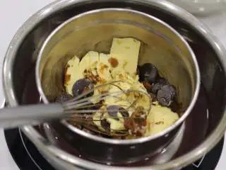 秋冬能量甜点—布朗尼, 黑巧克力币与黄油、红糖一起秤量放入打蛋盆,隔热水融化(水温不宜过高不超过50℃)