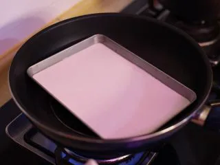 陕西小吃—凉皮,放在锅上,舀三勺洗面水倒入,大火蒸俩分钟。