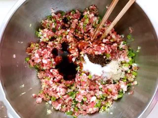 东北风味 蒸千子,把所有辅料放入猪肉馅里，顺着一个方向调匀