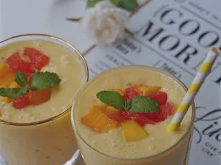 秒杀甜品店的，简单做法的杨枝甘露！,食用时再倒入煮好晾凉的西米，表面放入少许的芒果块和西柚肉即可享用了~ 