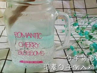 两款夏日饮品,勺子背面朝上 轻轻倒入鸡尾酒