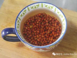 老北京小吃之“驴打滚”,红豆提前一夜用水泡好。