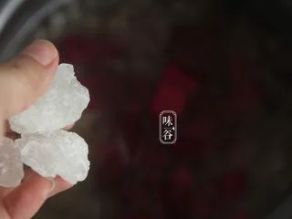 火龙果银耳糖水,加入冰糖炖至溶化即可。