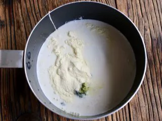 抹茶棉花糖奶茶,倒入奶粉后搅拌均匀