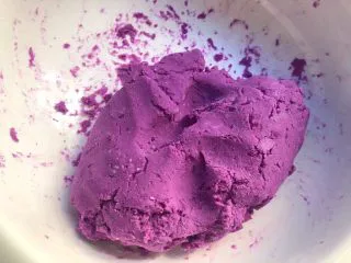 紫薯糯米丸子,把紫薯和糯米粉揉至没有干粉的状态，揉成团即可。