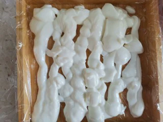 厚切芒果酸奶,模具里铺上保鲜膜,挤一层酸奶