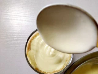 在家也可以制作奶茶,打好的奶盖用勺子舀进提前做好的奶茶杯内即可