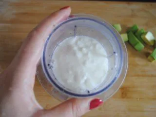 牛油果酸奶昔,加入酸奶