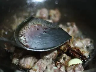 蔓越莓烧排骨,放入料酒和生抽,翻炒让排骨上色