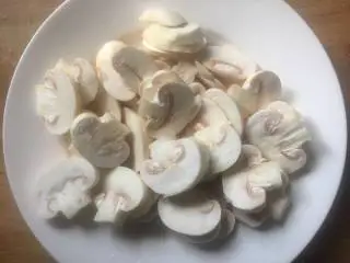 快手菜小炒口蘑,浸泡后的口蘑冲洗干净，切片；