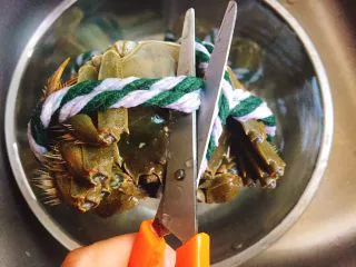 家常菜+红烧大闸蟹,大闸蟹解绳