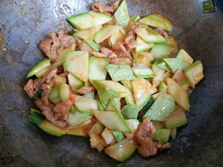 西红柿西葫芦炒肉片,加入小碗中的淀粉汁，大火翻炒均匀关火出锅