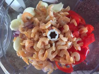 辣椒虾酱地瓜叶·东南亚风味,将蒜头、红葱、辣椒、一半浸泡好的虾米（留另一半虾米用刀剁碎备用）