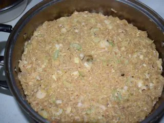 河南小吃——蒸素焖子,蒸屉上放入抹布或不放抹布擦油也可以,然后把粉条混合物放进去,拍打平整,不要有空气在混合物里。让其瓷实一些。薄厚均匀。中间位置弄一个小孔,以方便在蒸的过程放气。