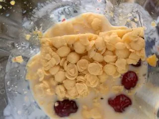 蔓越莓玉米奶昔,放玉米酥