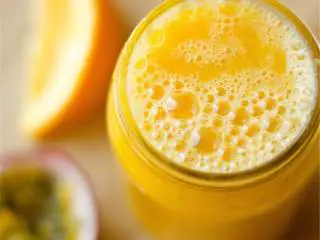 夏威夷风情果汁,混合芒果汁，新鲜橙汁 和百香果汁，尝一下味道，加蜂蜜和糖 。