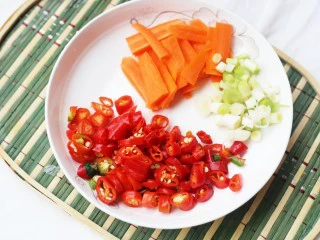 美食丨超级无敌下饭家常菜 芹菜香干 ～,所有食材洗净备用，芹菜去茎切段，香干、胡萝卜切条，辣椒、蒜苗切小段。