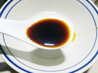 超级爽口的凉拌腐竹,加2勺生抽。