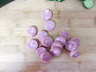 （创意菜）老干妈风味咸鸭蛋酒肠三明治,酒肠切片